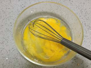 卡通甜甜圈,鸡蛋打入碗中放入砂糖
用蛋抽搅拌均匀
