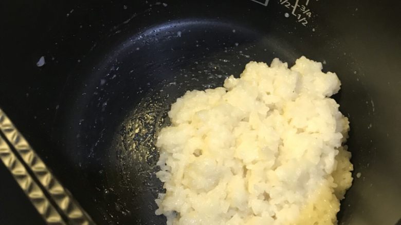 糯米团,搅拌均匀，加入适量的盐