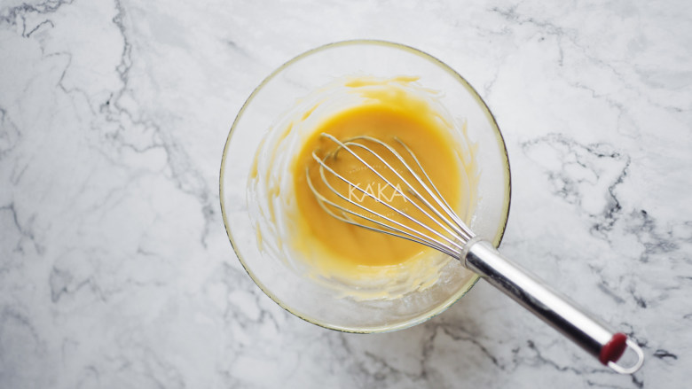 色彩斑斓的炫彩戚风蛋糕,将蛋黄加入搅拌均匀的面糊中，然后用蛋抽“Z”形搅拌至面糊順滑细腻，备用
