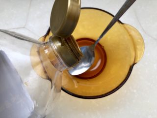 淡烟疏雨翠丝柔➕金银蒜炝拌西葫芦丝,这时正好来准备调味汁：取一小碗，加入三勺（图中小勺）味极鲜生抽