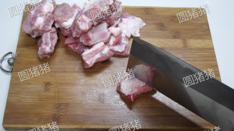 椒盐排骨,用利刀在排骨肉厚的地方浅割几刀，以便腌制入味。