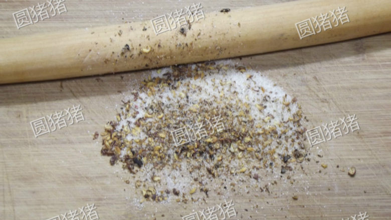 椒盐排骨,将炒好的花椒盐倒在案板上，用擀面棍碾压成碎末，做成椒盐粉备用。
