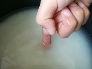 蒸红枣米饭,加适量清水，用食指放入米水里，水不能超过食指第一个关节