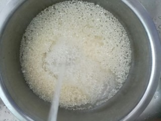 蒸红枣米饭,加水淘洗干净