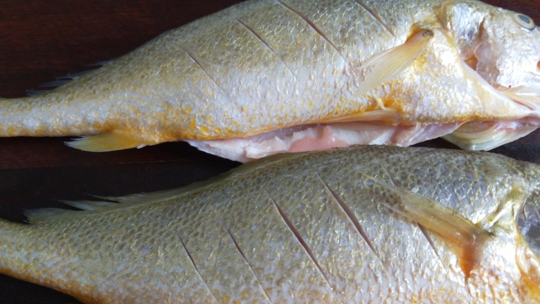 新文美食  红烧黄花鱼,鱼身两面都轻轻划几刀。