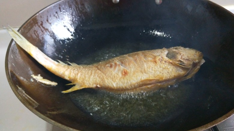 新文美食  红烧黄花鱼,煎制两面金黄捞出来。