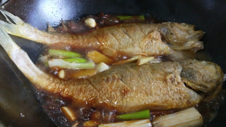 新文美食  红烧黄花鱼,倒入适量耗油，加入适量水，加入适量盐。