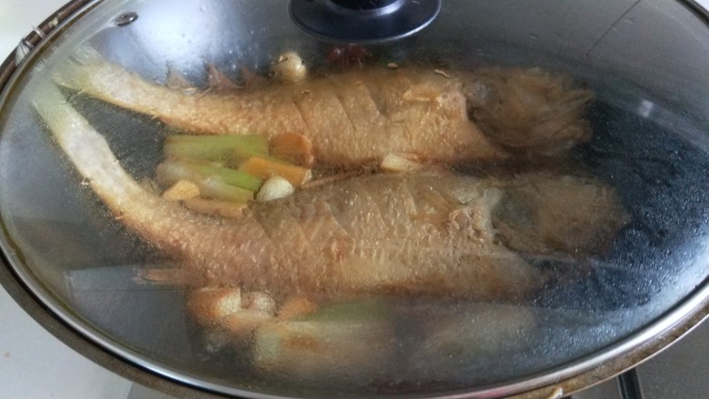 新文美食  红烧黄花鱼,盖上锅盖中火烧制10分钟即可。