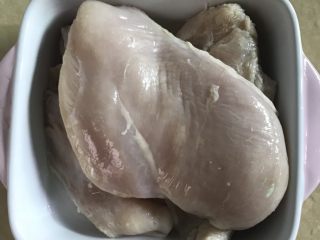 鸡米花(空气炸锅版),鸡胸肉清洗干净，沥干水。