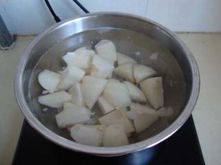 冰糖百合炖梨,一起放入锅中加水煮开，转中小火煮20分钟左右至软烂熟透