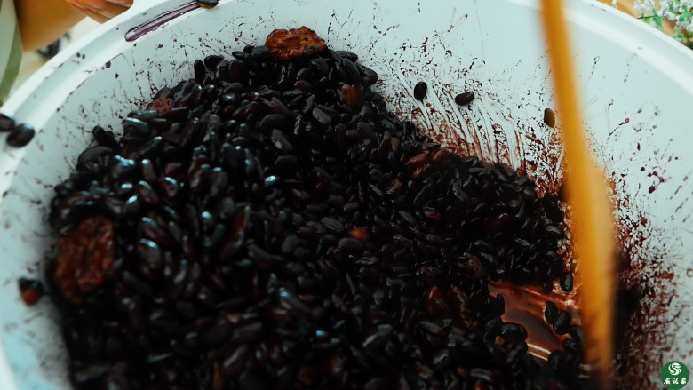 法制黑豆,黑豆包裹着药汁，黑亮好看，味道也很不错。

