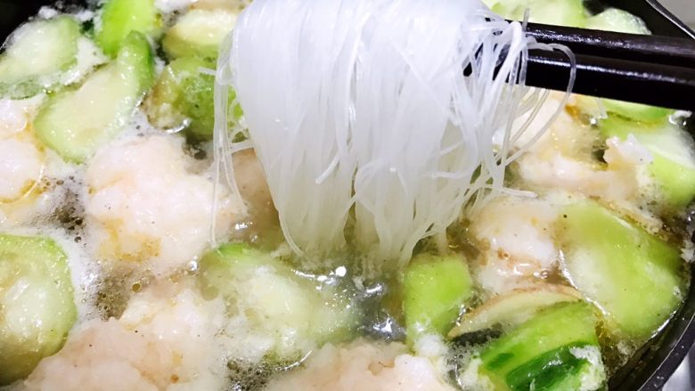 超鲜丝瓜粉丝虾滑汤,煮至浮起加入粉丝