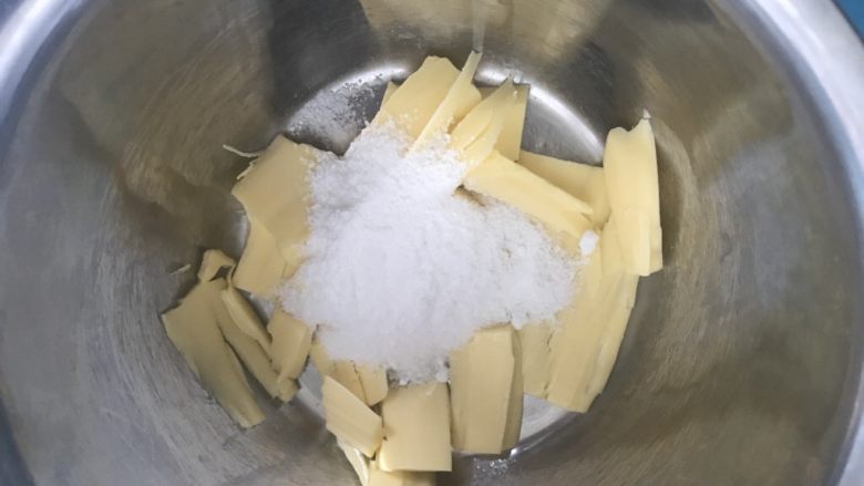 宝宝零食必备~奶香豆沙一口酥,加糖用打蛋器打至黄油体积膨胀，颜色变白。
