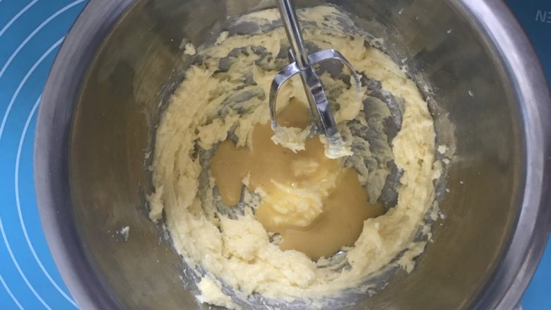 宝宝零食必备~奶香豆沙一口酥,蛋液第二次加入后，打发至黄油和蛋液完全融合。