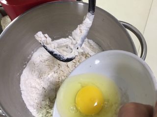 玩转吐司,加入鸡蛋搅拌。