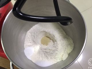 玩转吐司,吐司面包的制作：全麦粉和高筋粉混合，加入盐和细砂糖，中间挖个坑放发酵粉。