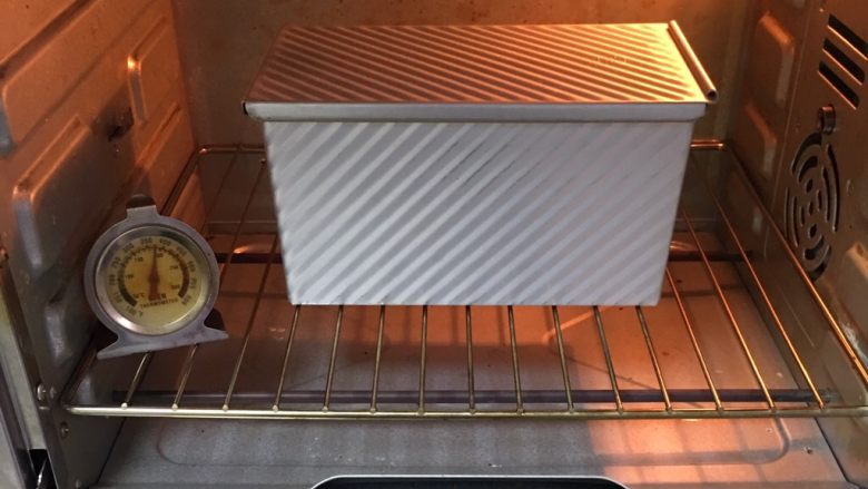 玩转吐司,烤箱预热至190度，烤制40分钟，烤完立即脱模放凉。