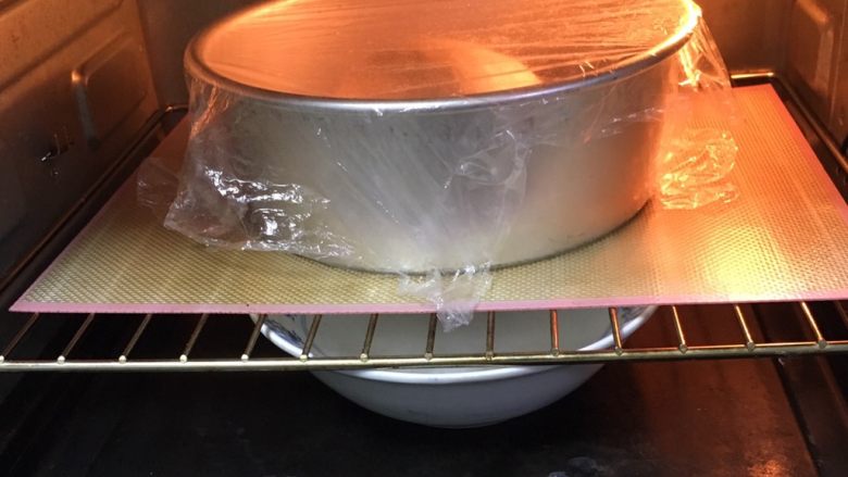 玩转吐司,面团滚圆放入模具送入烤箱发酵60分钟，底部放热水。