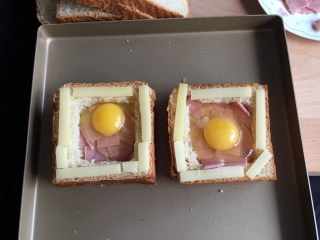 玩转吐司,边围放入奶酪条，里面放入鸡蛋。