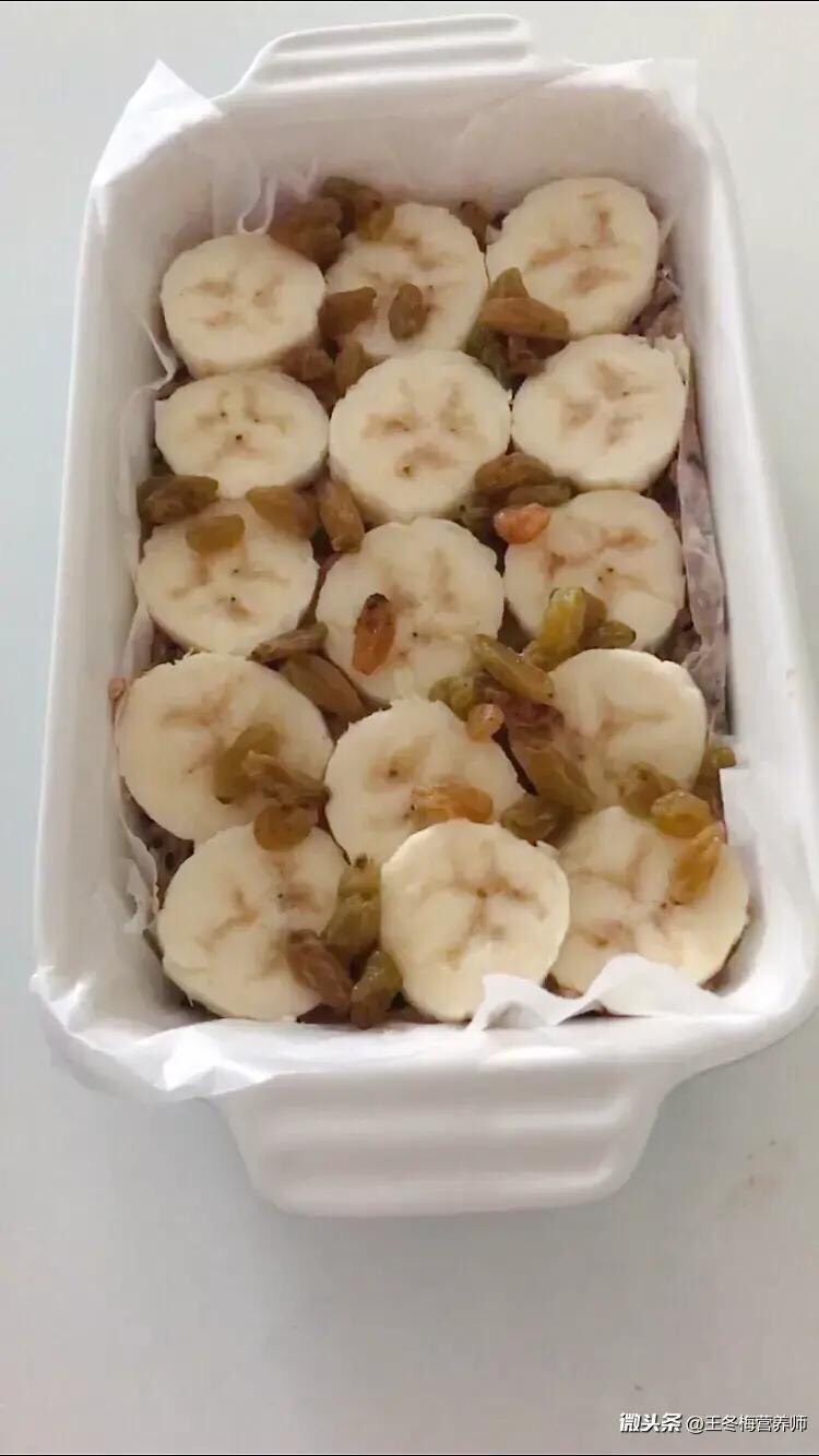 燕麦香蕉芝麻饼,另一根香蕉切片和葡萄干放上面。