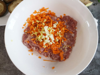 香辣可口的虎皮娘肉,将梅花肉剁成肉馅，加入葱、姜、蒜、料酒、盐进行腌制20分钟。
