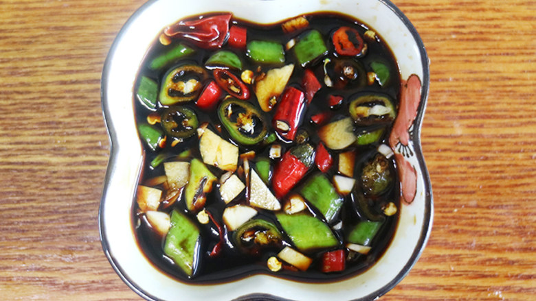 凉泼蛇形黄瓜,炸花椒油：冷锅放入油再放入花椒，炸到花椒变黑，关火晾凉，再倒入到调好的料汁中进行搅拌。