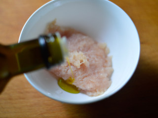 胡萝卜芹菜鸡肉粥（辅食）,鸡胸肉剁成碎沫，放入碗中，调入1汤匙橄榄油