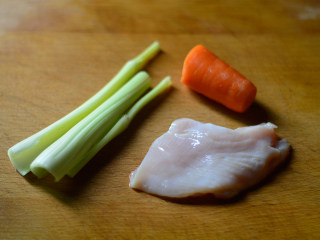 胡萝卜芹菜鸡肉粥（辅食）,材料准备好