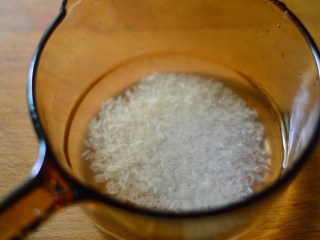 胡萝卜芹菜鸡肉粥（辅食）,大米淘洗干净，用清水浸泡一会