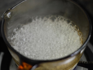 胡萝卜芹菜鸡肉粥（辅食）,将浸泡大米的水倒掉，重新注入水，大火煮开