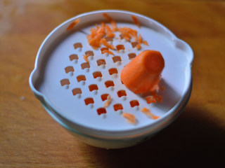 胡萝卜芹菜鸡肉粥（辅食）,胡萝卜用辅食工具擦小丁