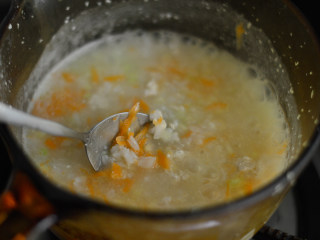 胡萝卜芹菜鸡肉粥（辅食）,继续熬煮约10分钟