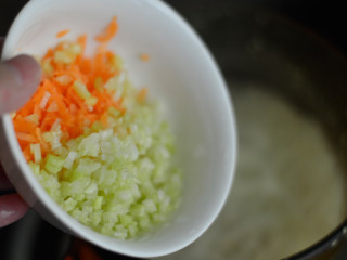 胡萝卜芹菜鸡肉粥（辅食）,一起放入锅中