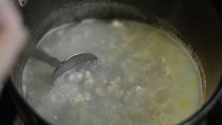 胡萝卜芹菜鸡肉粥（辅食）,用勺子翻拌均匀