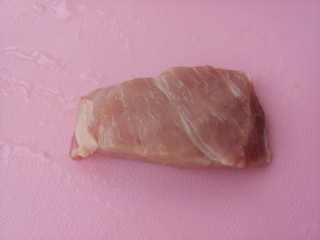 肉沫豆角,准备一块猪肉。