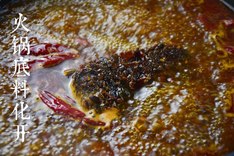 毛血旺,三生川火锅底料放入锅内烧沸熬味；