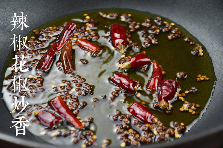 毛血旺,倒油烧至六成热，放入三生川干辣椒，农家花椒炒香；