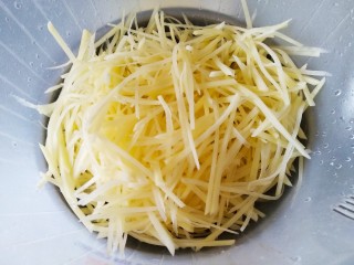 双椒土豆丝,土豆丝洗几遍，洗去淀粉，沥水备用。
