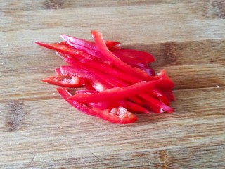 芹菜红椒炒肉丝,红椒去籽切丝