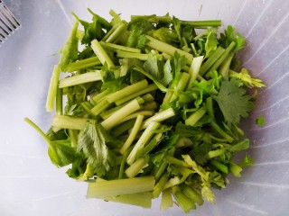 芹菜红椒炒肉丝,芹菜摘掉黄叶子，洗净切段。