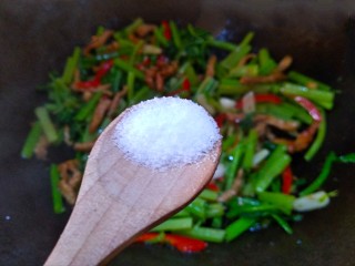 芹菜红椒炒肉丝,放少许盐