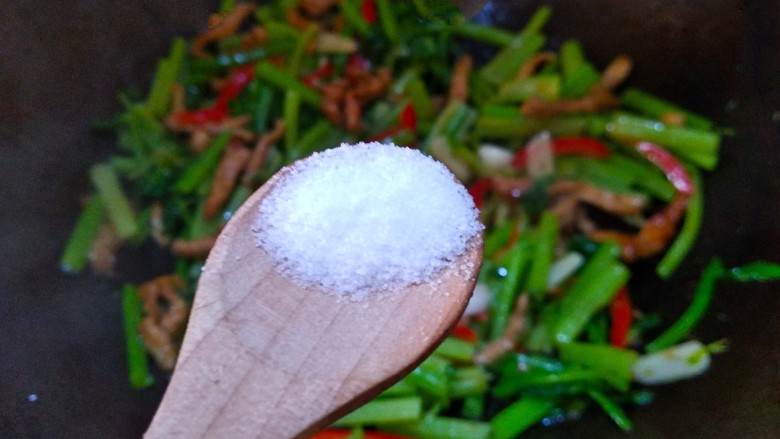 芹菜红椒炒肉丝,放少许盐