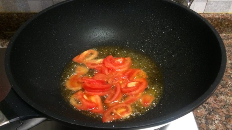 番茄豆芽炒卷心菜,放入番茄翻炒30秒，使番茄变得软烂。