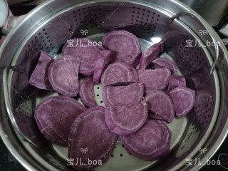 火腿肠花卷,紫薯去皮切成块，放蒸锅里蒸熟。