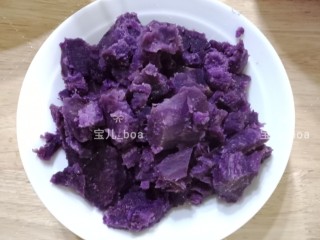 火腿肠花卷,蒸熟的紫薯拿出来晾一会