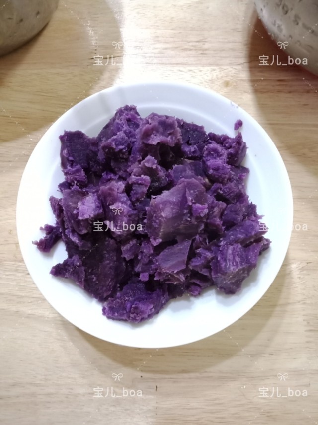 火腿肠花卷,蒸熟的紫薯拿出来晾一会