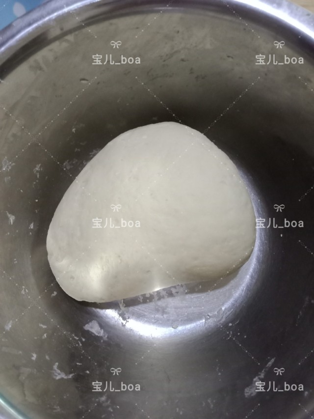 火腿肠花卷,接下来揉白色的面团，300克面粉加入20克白糖，2克酵母，倒入150克牛奶揉成面团。