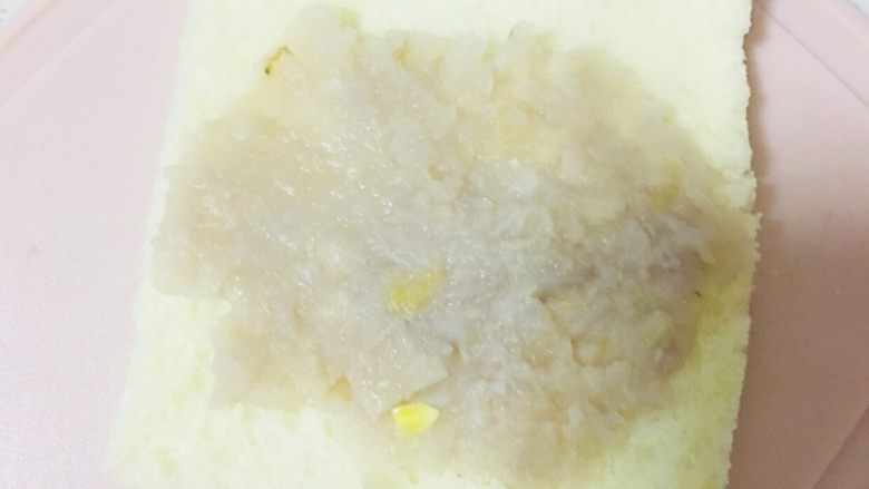 香芋鸡蛋土司卷,3️⃣ 吐司片上抹上香芋泥，将吐司片卷起。