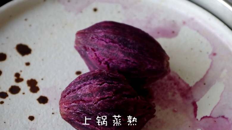 椰奶紫薯羹,上锅蒸熟。
