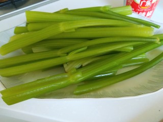 新文美食  梅花虾仁生蒸饺,大芹菜用开水焯一下水捞出来放凉。